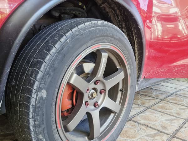 Red Nissan Juke before a JMV home service wash