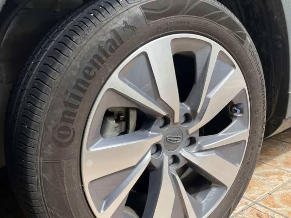 White crossover and wheel clean, JMV home service car wash, Davao City