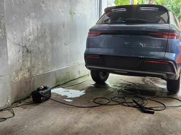On the job: SUV and motorcycle wash, JMV home service car wash, Davao City