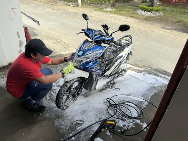 On the job: SUV and motorcycle wash, JMV home service car wash, Davao City